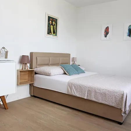Camino With Parking Apartment