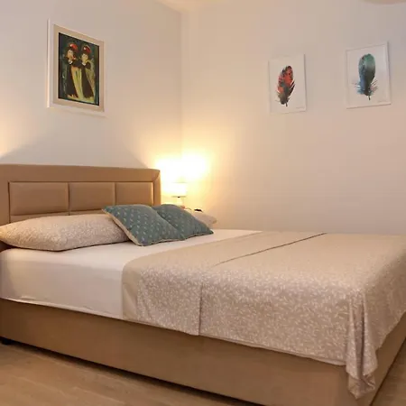 Camino With Parking Apartment
